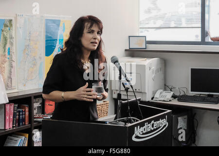 Israël. 4 novembre, 2015. NITSANA DARSHAN - Leitner, directeur de Shurat HaDin - Israel Law Center, mémoires les journalistes sur une poursuite déposée à la Cour suprême du comté de Kings à Brooklyn New York contre Facebook. La poursuite déposée avec Robert J. Tolchin, de Brooklyn Berkman Law Office, demande une injonction sur Facebook pour prendre vers le bas et activement à identifier et à supprimer les pages d'incitation et de messages appelant au meurtre des Juifs. Credit : Alon Nir/Alamy Live News Banque D'Images