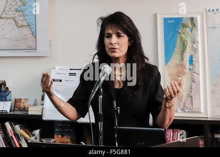 Israël. 4 novembre, 2015. NITSANA DARSHAN - Leitner, directeur de Shurat HaDin - Israel Law Center, mémoires les journalistes sur une poursuite déposée à la Cour suprême du comté de Kings à Brooklyn New York contre Facebook. La poursuite déposée avec Robert J. Tolchin, de Brooklyn Berkman Law Office, demande une injonction sur Facebook pour prendre vers le bas et activement à identifier et à supprimer les pages d'incitation et de messages appelant au meurtre des Juifs. Credit : Alon Nir/Alamy Live News Banque D'Images