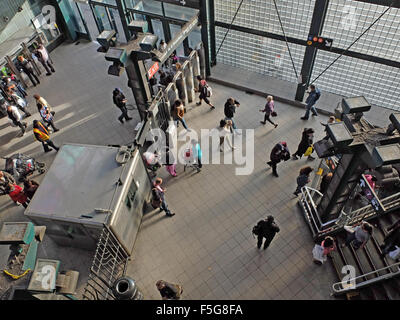 Une vue de dessus de la rue Broadway 74e station de métro à Jackson Heights, Queens, New York. Banque D'Images