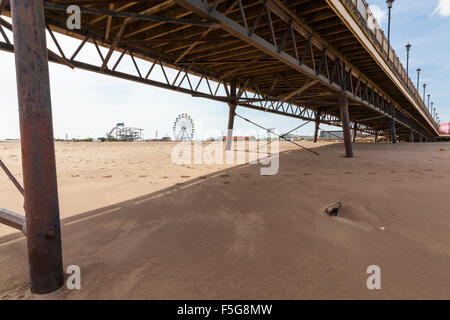 Vue du dessous de Skegness Pier sur la plage vers le plaisir des expositions, de la plage de Skegness, Lincolnshire, Angleterre, RU Banque D'Images