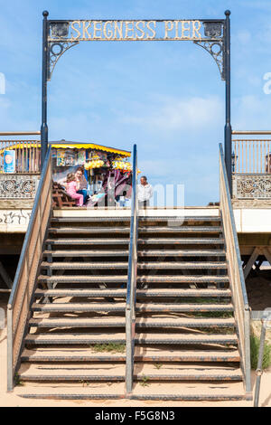 Inscrivez-vous à Skegness pier étapes ci-dessus pour et de la plage, Skegness, dans le Lincolnshire, Angleterre, RU Banque D'Images