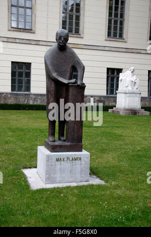 Bueste von und Max Planck Christian Matthias Theodor Mommsen auf dem Gelaende der Humboldt-Universiaet, Berlin-Mitte. Banque D'Images