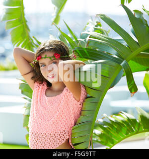 Brunette kid girl à feuilles de bananier dans des conditions de lumière du jour en Méditerranée Banque D'Images