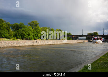 Prague, République tchèque - Juillet 23,2015 : visites en bateau le verrou d'expédition avant de forte tempête. Banque D'Images