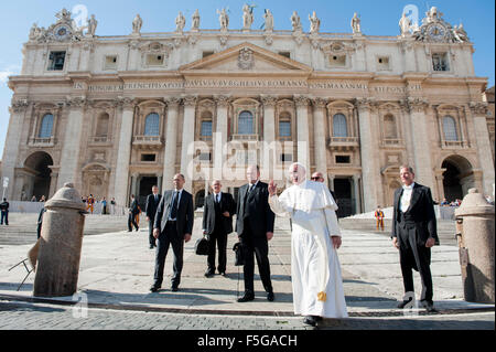 La cité du Vatican. 4 novembre, 2015. Le pape François arrive pour son audience générale hebdomadaire sur la Place Saint Pierre au Vatican, mercredi, 4 novembre, 2015. Credit : Massimo Valicchia/Alamy Live News Banque D'Images