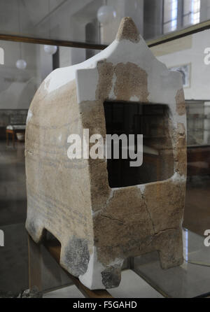 L'ossuaire d'argile. Haderah. Dans la forme d'une maison, utilisé pour l'enseignement secondaire de l'inhumation. Période Chalcolithique, 4e millénaire av. Musée Archéologique Rockefeller. Jérusalem. Israël. Banque D'Images