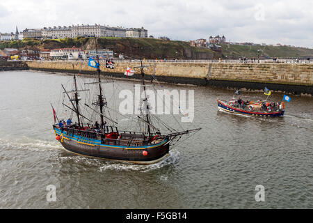 Le Bark Endeavour Whitby, de quitter le port et en passant l'ancien bateau de sauvetage, Whitby, North Yorkshire UK Banque D'Images