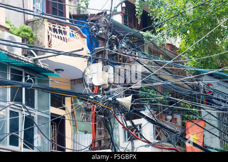 Masse de câbles aériens et les fils dans vieux quartier de Hanoi,Vietnam,asia Banque D'Images