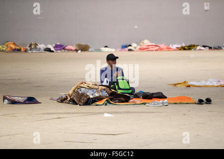 Athènes, Grèce. 4ème Nov, 2015. Les installations désaffectées, qui utilisé pendant les Jeux Olympiques d'Athènes 2004, a rouvert ses portes il y a un mois pour les migrants comme plus de 600 000 personnes sont arrivées en Grèce jusqu'à présent cette année en essayant de se diriger vers les pays de l'Union européenne plus prospère dans le nord. © Vafeiadakis Aristidis/ZUMA/Alamy Fil Live News Banque D'Images