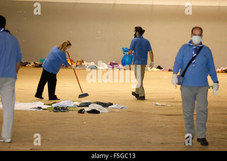 Athènes, Grèce. 4ème Nov, 2015. Les installations désaffectées, qui utilisé pendant les Jeux Olympiques d'Athènes 2004, a rouvert ses portes il y a un mois pour les migrants comme plus de 600 000 personnes sont arrivées en Grèce jusqu'à présent cette année en essayant de se diriger vers les pays de l'Union européenne plus prospère dans le nord. © Vafeiadakis Aristidis/ZUMA/Alamy Fil Live News Banque D'Images