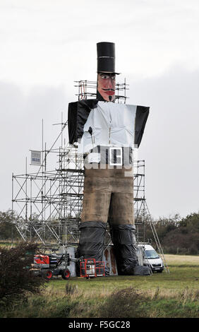 Lewes, East Sussex, UK. 4e novembre 2015. Les membres de l'arrondissement de la Société d'un feu à Lewes ont construit le plus haut du monde jamais feu guy standing à 50ft en préparation pour demain nuits Lewes Bonfire Crédit célébrations : Simon Dack/Alamy Live News Banque D'Images