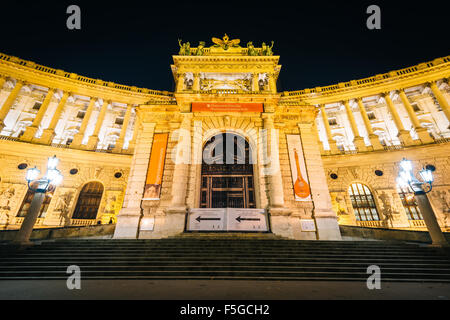 La Bibliothèque nationale d'Autriche dans la nuit, à Vienne, en Autriche. Banque D'Images