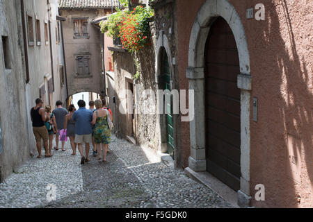 Malcesine, Italie, ruelle pittoresque nit les touristes dans la vieille ville de Malcesine Banque D'Images