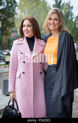 La Haye, Pays-Bas. 4 novembre, 2015. HM La Reine Máxima et S.A.R. la Princesse Mary SM la Reine Máxima au 3d Conférence mondiale des femmes battues dans le World Forum de La Haye, Son Altesse Royale la princesse Mary participe également à la conférence. Dpa : Crédit photo alliance/Alamy Live News Banque D'Images