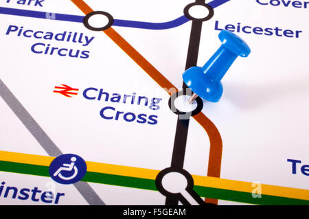 Londres, Royaume-Uni - 1ER NOVEMBRE 2015 : un repère marquant l'emplacement de la gare de Charing Cross sur une carte du métro de Londres, le 1er nove Banque D'Images