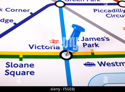 Londres, Royaume-Uni - 1ER NOVEMBRE 2015 : un repère marquant l'emplacement de la gare de Victoria sur une carte du métro de Londres, le 1 novembre Banque D'Images