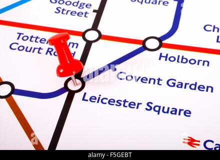 Londres, Royaume-Uni - 1ER NOVEMBRE 2015 : un repère marquant l'emplacement de Leicester Square station sur une carte du métro de Londres, le 1er N Banque D'Images