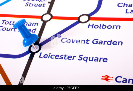 Londres, Royaume-Uni - 1ER NOVEMBRE 2015 : un repère marquant l'emplacement de Leicester Square station sur une carte du métro de Londres, le 1er N Banque D'Images