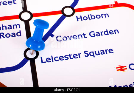 Londres, Royaume-Uni - 1ER NOVEMBRE 2015 : un repère marquant l'emplacement de Leicester Square station sur une carte du métro de Londres, le 1er N Banque D'Images