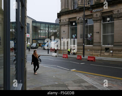 Bradford, West Yorkshire, Royaume-Uni. 4 novembre, 2015. Une entrée de la Broadway Shopping Centre Bradford, le jour avant son ouverture officielle, entouré de boutiques et de bâtiments victoriens. Credit : West Yorkshire Images/Alamy Live News Banque D'Images