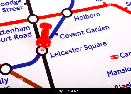 Londres, Royaume-Uni - 1ER NOVEMBRE 2015 : un repère marquant l'emplacement de Leicester Square station sur une carte du métro de Londres, le 1er N Banque D'Images