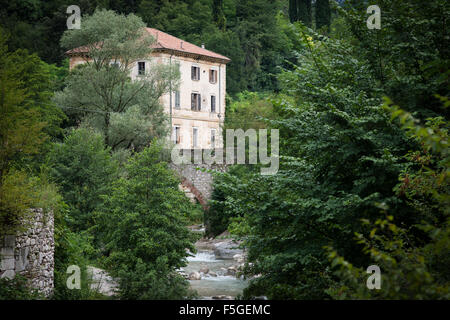 Toscolano-Maderno, Italie, ruines de la villa du propriétaire de l'usine de papier Maina Superiore Banque D'Images