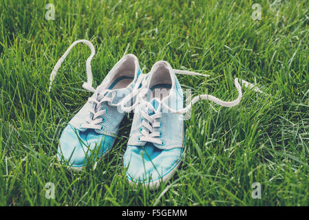 Sneakers on grass Banque D'Images