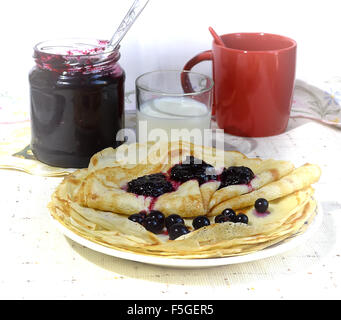 La vie toujours avec des crêpes, de la confiture, du lait et du cup Banque D'Images