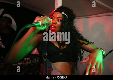 Lady leshurr effectue au morceau à Leeds, West Yorkshire, Royaume-Uni. Banque D'Images