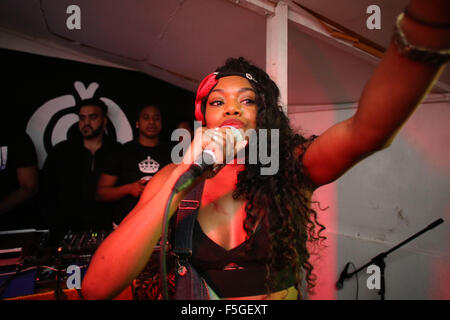 Lady leshurr effectue au morceau à Leeds, West Yorkshire, Royaume-Uni. Banque D'Images