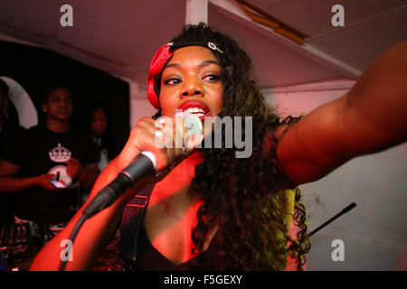 Lady leshurr effectue au morceau à Leeds, West Yorkshire, Royaume-Uni. Banque D'Images