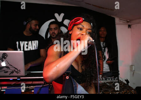 Lady leshurr effectue au morceau à Leeds, West Yorkshire, Royaume-Uni. Banque D'Images