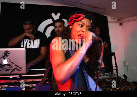 Lady leshurr effectue au morceau à Leeds, West Yorkshire, Royaume-Uni. Banque D'Images