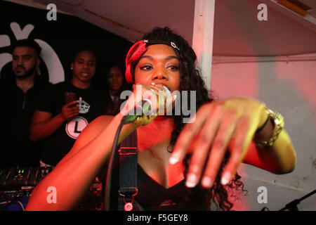 Lady leshurr effectue au morceau à Leeds, West Yorkshire, Royaume-Uni. Banque D'Images