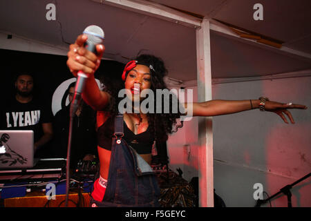 Lady leshurr effectue au morceau à Leeds, West Yorkshire, Royaume-Uni. Banque D'Images