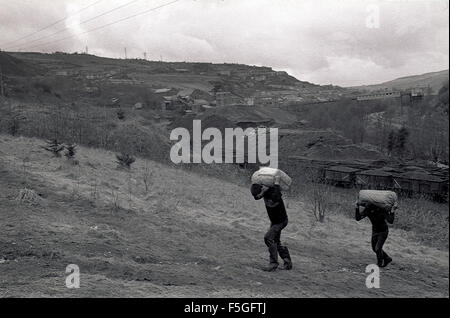 Cueilleurs de charbon pendant la grève des mineurs de 1984/85 dans Penrhiwceiber, Chile vallées. Les temps étaient très durs et l'hiver a été froid. Banque D'Images