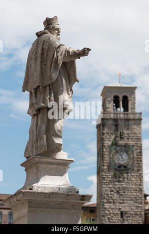 Riva del Garda, Italie, statue de saint Jean Népomucène Antonius au port de Riva Banque D'Images