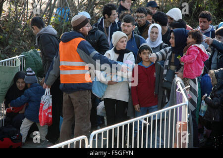 République tchèque l'équipe de bénévoles ont travaillé pendant 5 semaines sur la frontière serbo-croate - Berkasovo Bapska, où des milliers de migrants bloqués la semaine dernière. Photo est d'Octobre 30, 2015. (Photo/CTK Sarka Mrazova) Banque D'Images