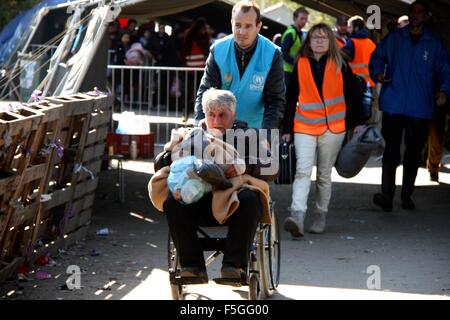 L'équipe tchèque de bénévoles aussi docteur Pavla Hrdlickova (retour) pour aider des milliers de migrants vers l'Europe sur la frontière serbo-croate - Berkasovo Bapska, le 30 octobre 2015. (Photo/CTK Sarka Mrazova) Banque D'Images