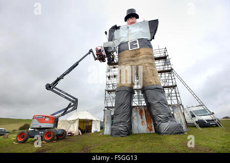 Un géant mesurant 58 pieds de Guy Fawkes, près de 18 mètres, a été érigée en avant de la famouse bonfire night célébrations à Lewes, East Sussex. Banque D'Images