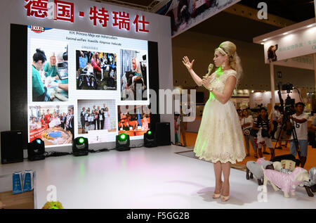 Shanghai, Chine. Août 28, 2015.-dpa exclusif - Maja Synke, princesse de Hohenzollern, présente sa collection de designes pour animaux domestiques au 'Pet Fair Asia' à Shanghai, Chine, 28 août 2015. La princesse de Hohenzollern a présenté sa collection conçue pour les chiens, chats et petits animaux pour animal de jojo à l'étiquette Trixie 'Pet Fair Asia' au cours de sa visite dans la région métropolitaine de Shanghai dans l'est de la Chine. Photo : Jens Kalaene/dpa/Alamy Live News Banque D'Images