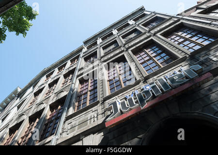 Liège, Belgique, façades de bâtiments anciens avec lettrage Jupiler Banque D'Images