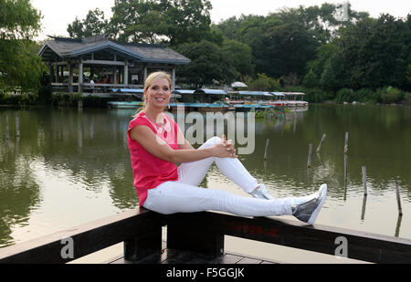 Shanghai, Chine. Août 31, 2015.-dpa exclusif - Maja Synke, princesse de Hohenzollern, est assis sur une poutre en bois dans le jardin botanique de Shanghai, Chine, 31 août 2015. La princesse de Hohenzollern a présenté sa collection conçue pour les chiens, chats et petits animaux pour animal de jojo à l'étiquette Trixie 'Pet Fair Asia' au cours de sa visite dans la région métropolitaine de Shanghai dans l'est de la Chine. Photo : Jens Kalaene/dpa/Alamy Live News Banque D'Images