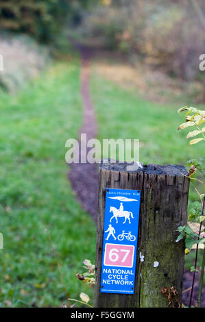 Sign post marquant le tracé de la Trans Pennine Trail à Sheffield, South Yorkshire, partie de la Sustrans réseau pour les cyclistes Banque D'Images