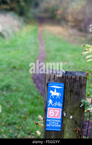 Sign post marquant le tracé de la Trans Pennine Trail à Sheffield, South Yorkshire, partie de la Sustrans réseau pour les cyclistes Banque D'Images