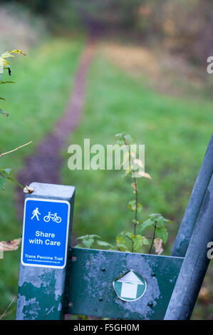 Sign post marquant le tracé de la Trans Pennine Trail à Sheffield, South Yorkshire, partie de la Sustrans réseau pour les cyclistes Banque D'Images