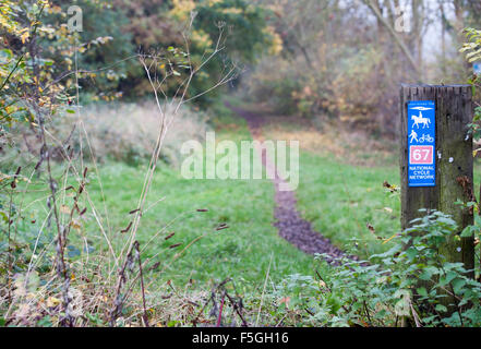 Sign post marquant le tracé de la Trans Pennine Trail à Sheffield, South Yorkshire, partie de la Sustrans réseau pour les cyclistes Banque D'Images