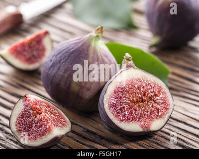 Fruits mûrs figure sur la table en bois. Banque D'Images