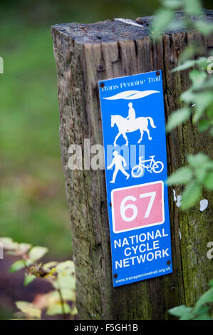 Sign post marquant le tracé de la Trans Pennine Trail à Sheffield, South Yorkshire, partie de la Sustrans réseau pour les cyclistes Banque D'Images