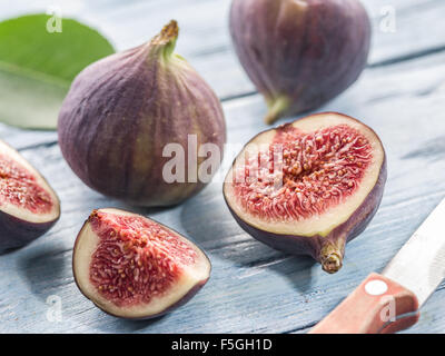 Fruits mûrs figure sur la table en bois. Banque D'Images